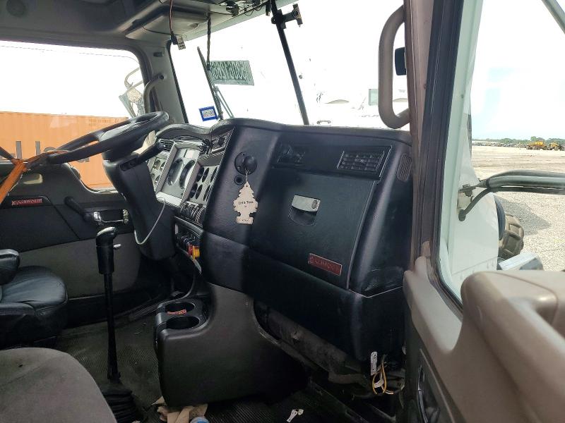 2014 Kenworth T800 VIN 1XKDDP8X2EJ411261 COPART salvage auction — FRONT END, TX - NONREPAIRABLE TITLE, sold $4,100 on 2026-07-09 (photo 5)