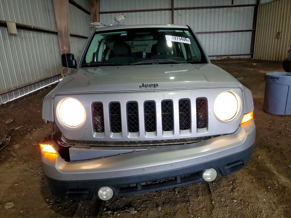 2011 Jeep Liberty (patriot) VIN 1J4NT1GB9BD198061 COPART salvage auction — SIDE, Tx - Salvage Vehicle Title, sold $750 on 2026-07-09 (photo 5)