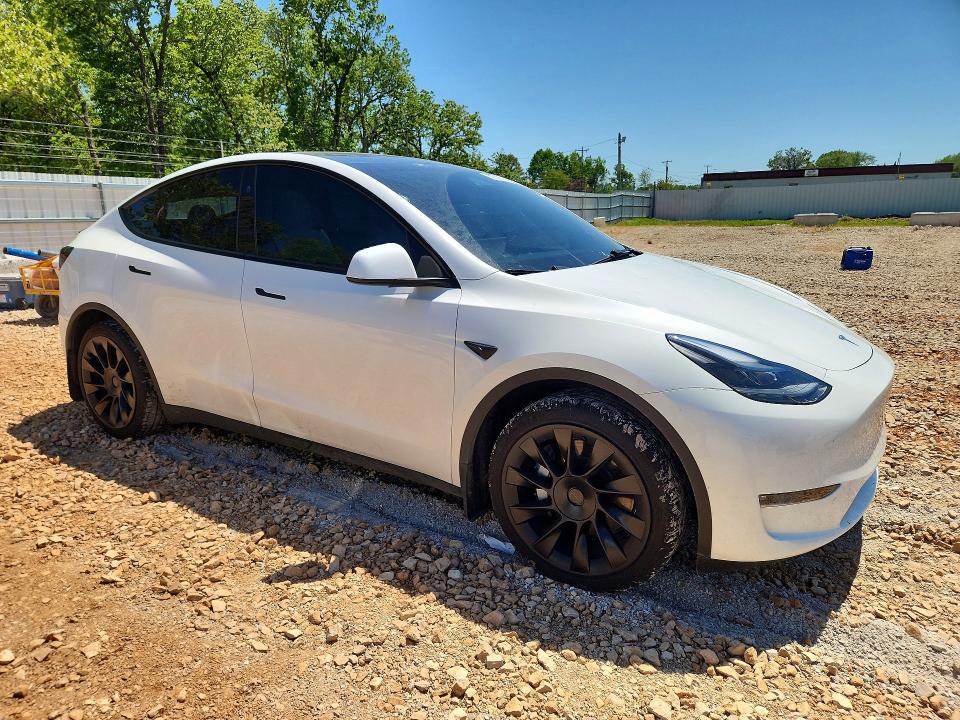 2024 Tesla Model y VIN 7SAYGDEE9RF160566 COPART salvage auction — HAIL, Salvage Title, sold $2,050 on 2026-07-29 (photo 4)