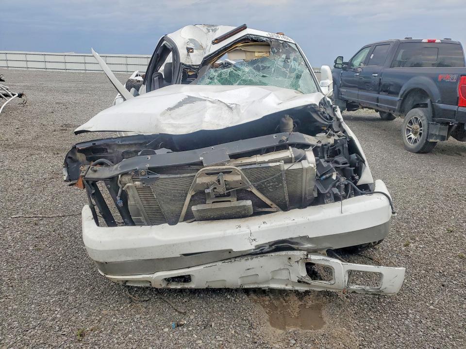 2003 Chevrolet Silverado VIN 1GCHK24133E270858 COPART salvage auction — ALL OVER, On - Permit Irrepairable, sold $225 on 2026-07-02 (photo 5)