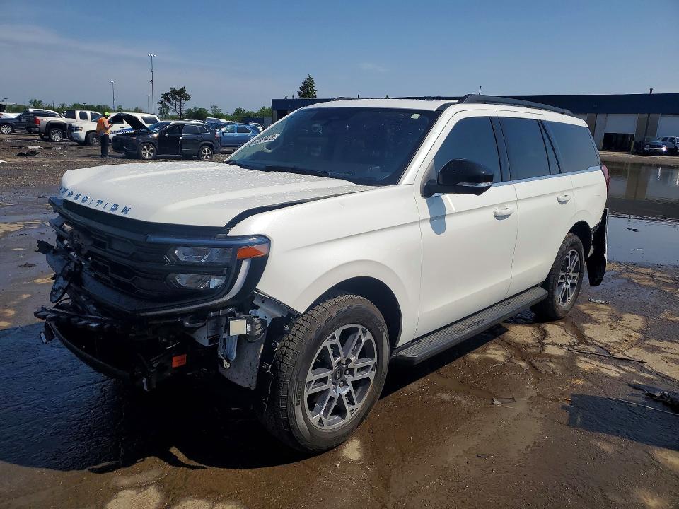2025 Ford Expedition VIN 1FMJU1J88SEA05001 — COPART salvage auction photo