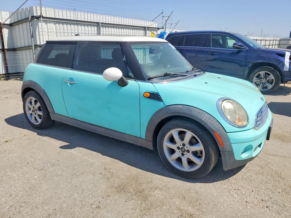 2009 Mini Cooper VIN WMWMF33519TW79262 COPART salvage auction — MINOR DENT/SCRATCHES, Ca - Dis/Dlr/Exp Clean W/Salv Hist, sold $225 on 2026-08-14 (photo 4)