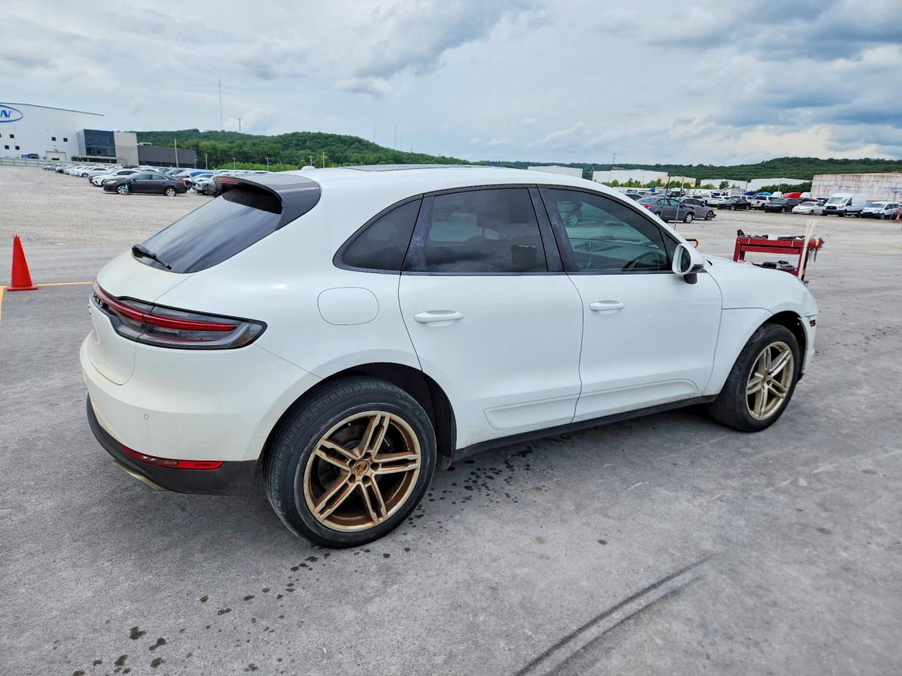 2019 Porsche Macan VIN WP1AA2A52KLB04819 COPART salvage auction — Side, MO - CERT OF TITLE-REPOSSESSED, sold $10,500 on 2026-07-01 (photo 3)