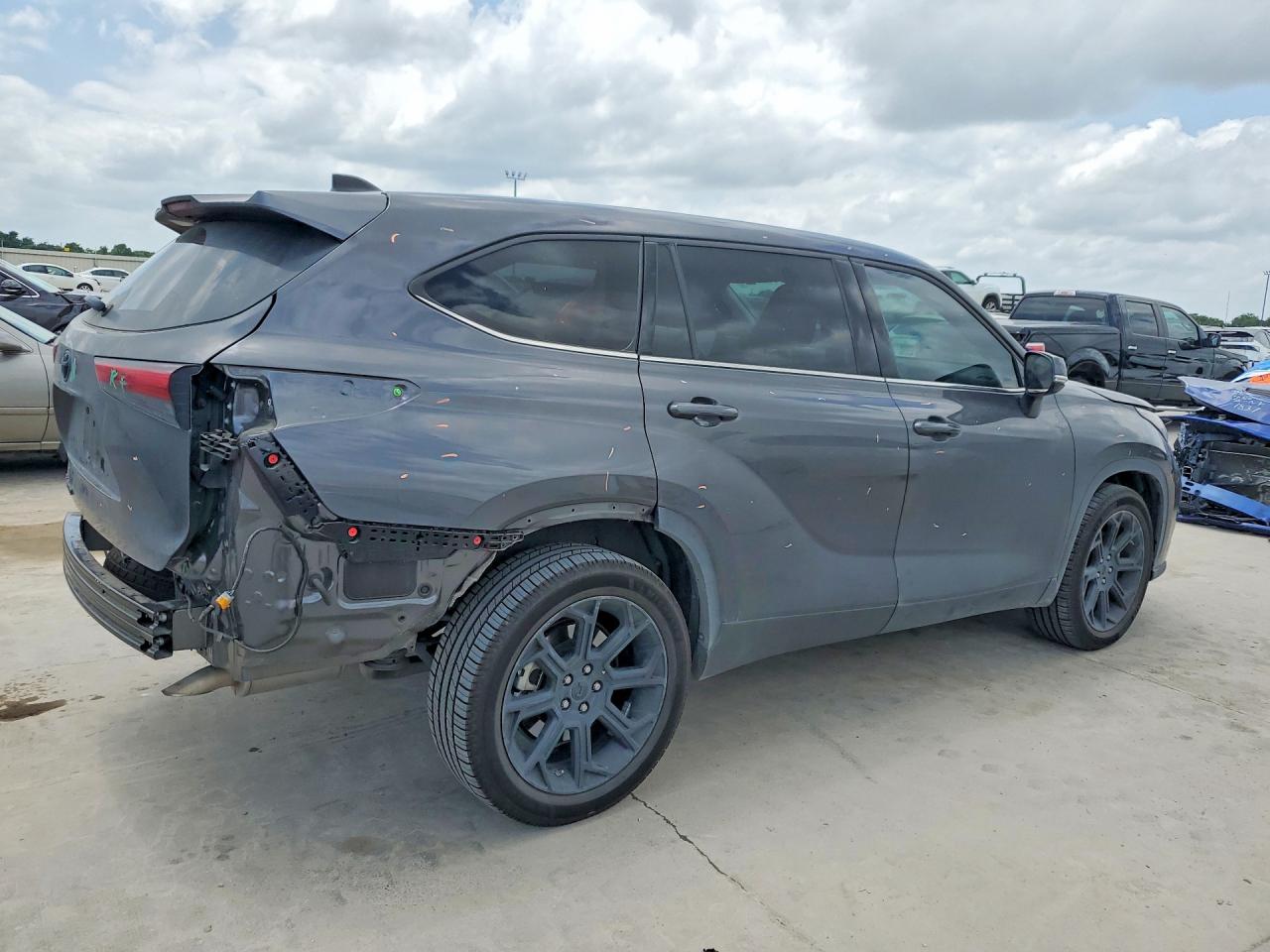 2022 Toyota Highlander VIN 5TDCZRAH9NS126406 COPART salvage auction — Rear End, TX - SALVAGE VEHICLE TITLE, sold $12,900 on 2026-07-09 (photo 3)