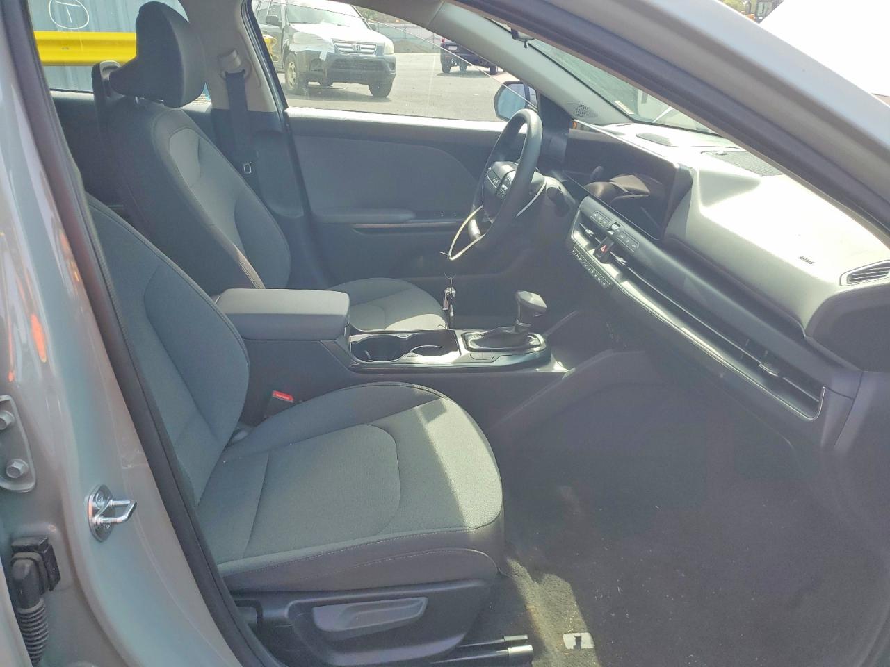 2025 Kia K4 VIN 3KPFT4DE6SE068442 COPART salvage auction — Side, OR - SALVAGE TITLE CERTIFICATE, sold $6,000 on 2026-06-24 (photo 7)