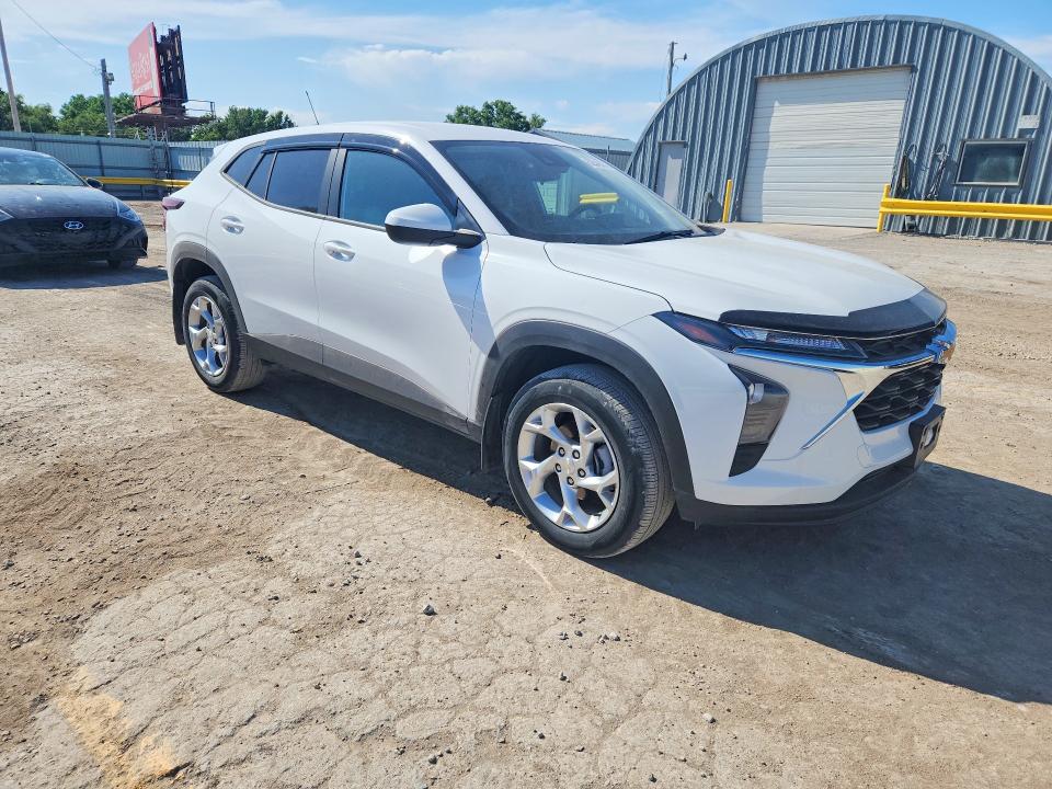 2025 Chevrolet Trax VIN KL77LFEP9SC322858 COPART salvage auction — HAIL, Ks - Cert Of Title-Salvage, sold $8,400 on 2026-07-08 (photo 4)