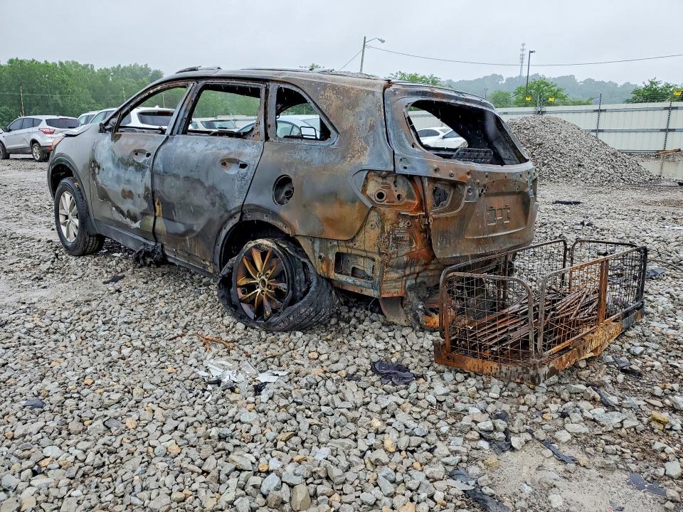 2018 Kia Sorento VIN 5XYPG4A39JG386746 COPART salvage auction — INTERIOR BURN, KY - BILL OF SALE/PART ONLY/NO TITL, sold $275 on 2026-07-23 (photo 2)