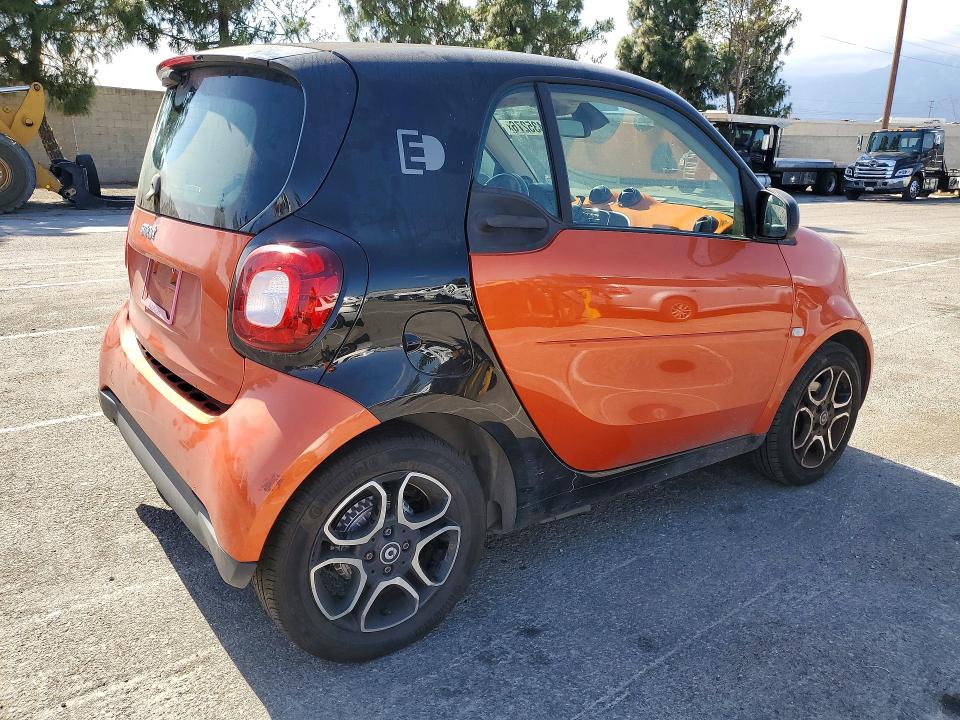 2018 Smart Fortwo VIN WMEFJ9BA5JK265781 COPART salvage auction — MINOR DENT/SCRATCHES, Ca - Dis/Dlr/Exp Only Clean Title, sold $3,850 on 2026-07-30 (photo 3)