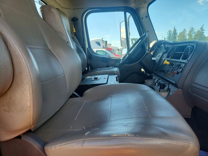 2016 Freightliner M2 106 VIN 1FVHCYCY2GHHL5690 COPART salvage auction — FRONT END, TX - SALVAGE VEHICLE TITLE (P), sold $2,050 on 2026-08-21 (photo 5)