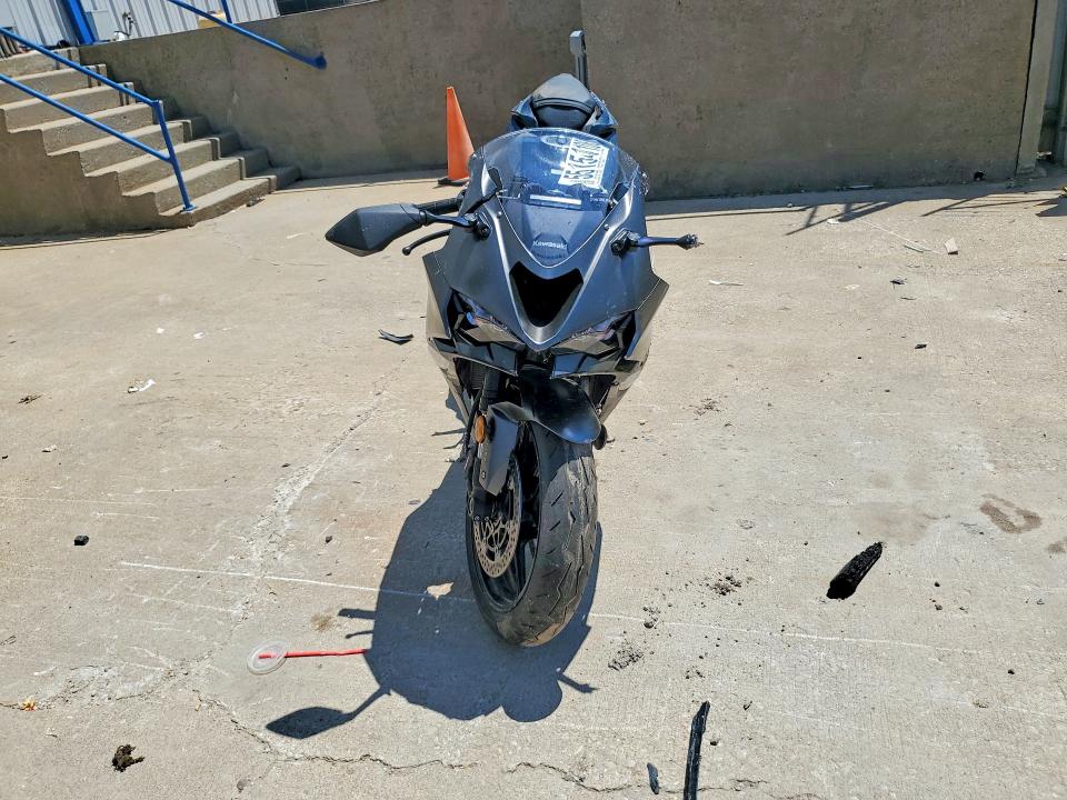 2026 Kawasaki Zx VIN JKBZXJJ19TA047757 COPART salvage auction — ROLLOVER, KY - BILL OF SALE/PART ONLY/NO TITL, sold $3,100 on 2026-07-15 (photo 2)