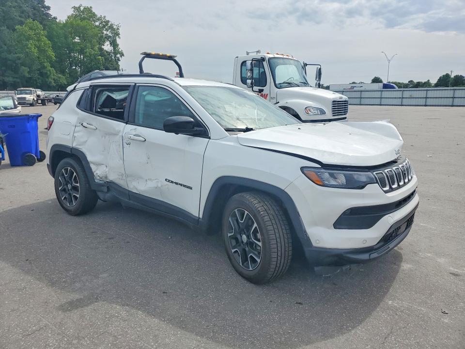 2022 Jeep VIN 3C4NJCBB7NT139586 COPART salvage auction — SIDE, NC - SALVAGE CERTIFICATE OF TITLE, sold $2,350 on 2026-07-02 (photo 4)