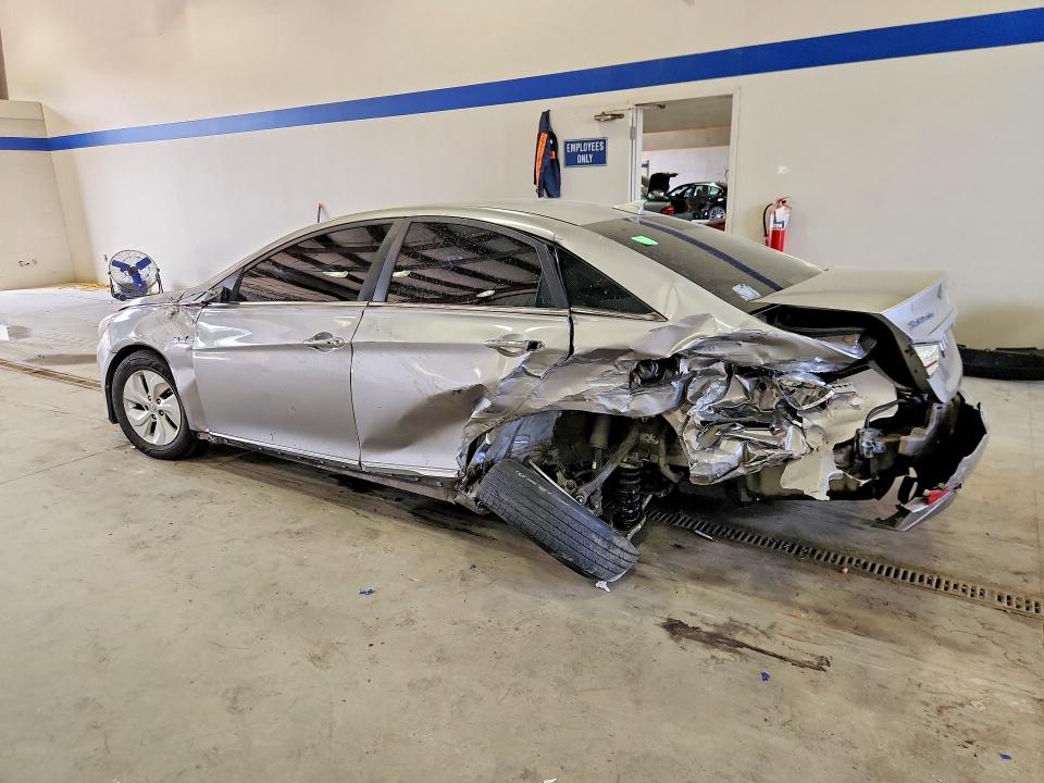 2013 Hyundai VIN KMHEC4A43DA064826 COPART salvage auction — REAR END, Va - Cert Of Title - Salvage, sold $700 on 2026-07-02 (photo 2)