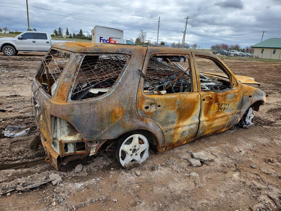 1998 Mercedes-benz Ml-class VIN 4JGAB54EXWA011698 COPART salvage auction — BURN, Mi - Dealer Only Clean Title, sold $60 on 2026-07-08 (photo 3)