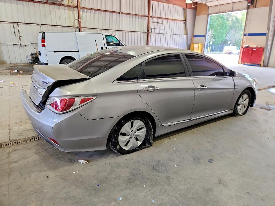 2013 Hyundai VIN KMHEC4A43DA064826 COPART salvage auction — REAR END, Va - Cert Of Title - Salvage, sold $700 on 2026-07-02 (photo 3)
