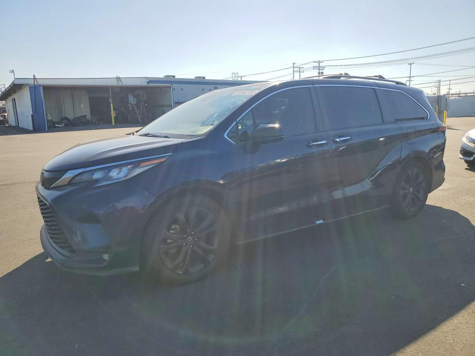 2022 Toyota Sienna VIN 5TDXRKEC0NS090659 COPART salvage auction — REAR END, Az - Dis/Dlr/Exp Only Clean Title (P), sold $15,800 on 2026-07-29 (photo 1)