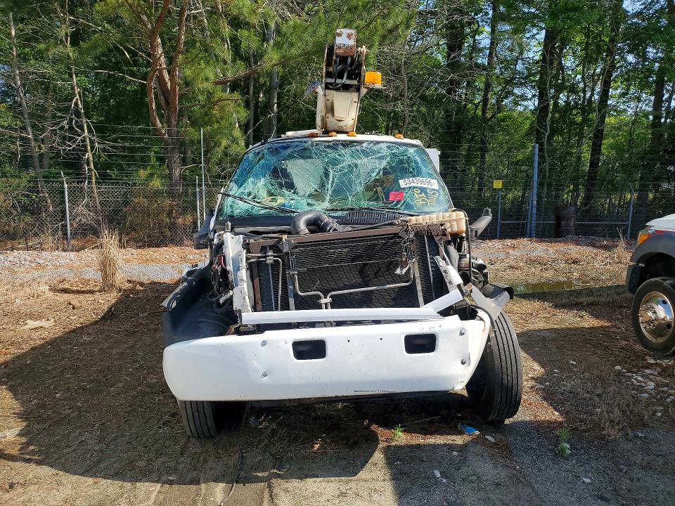 2005 Chevrolet 4500 VIN 1GBE4C1E35F526735 COPART salvage auction — ROLLOVER, Md - Cert Of Salvage > 75% Damage, sold $375 on 2026-07-08 (photo 5)