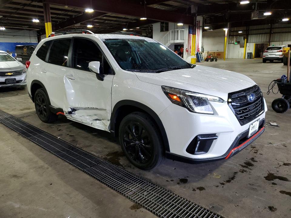 2024 Subaru Forester VIN JF2SKAGC9RH414466 COPART salvage auction — SIDE, Salvage Title, sold $10,100 on 2026-07-28 (photo 4)