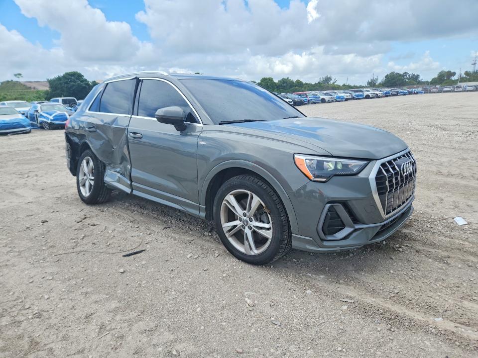 2020 Audi Q3 VIN WA1DECF32L1058349 COPART salvage auction — SIDE, Salvage Title, sold $3,150 on 2026-07-30 (photo 4)