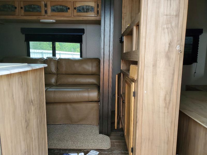 2019 Forrest river VIN 5ZT2FEUB2KW008812 COPART salvage auction — HAIL, AR - CERTIFICATE OF TITLE, sold $6,800 on 2026-07-14 (photo 5)