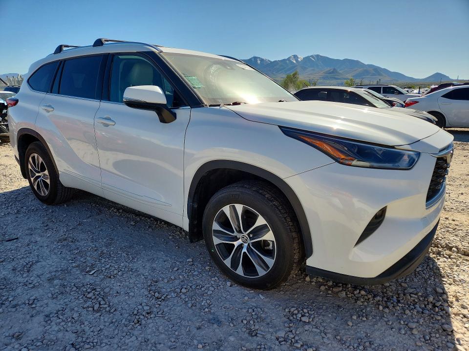 2021 Toyota Highlander VIN 5TDHZRBH5MS551589 COPART salvage auction — MINOR DENT/SCRATCHES, Ut - Certificate Of Title, sold $20,500 on 2026-07-24 (photo 4)