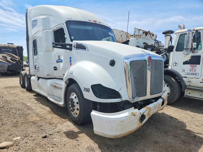 2017 Kenworth T680 VIN 1XKYDP9X4HJ177208 — COPART salvage auction photo
