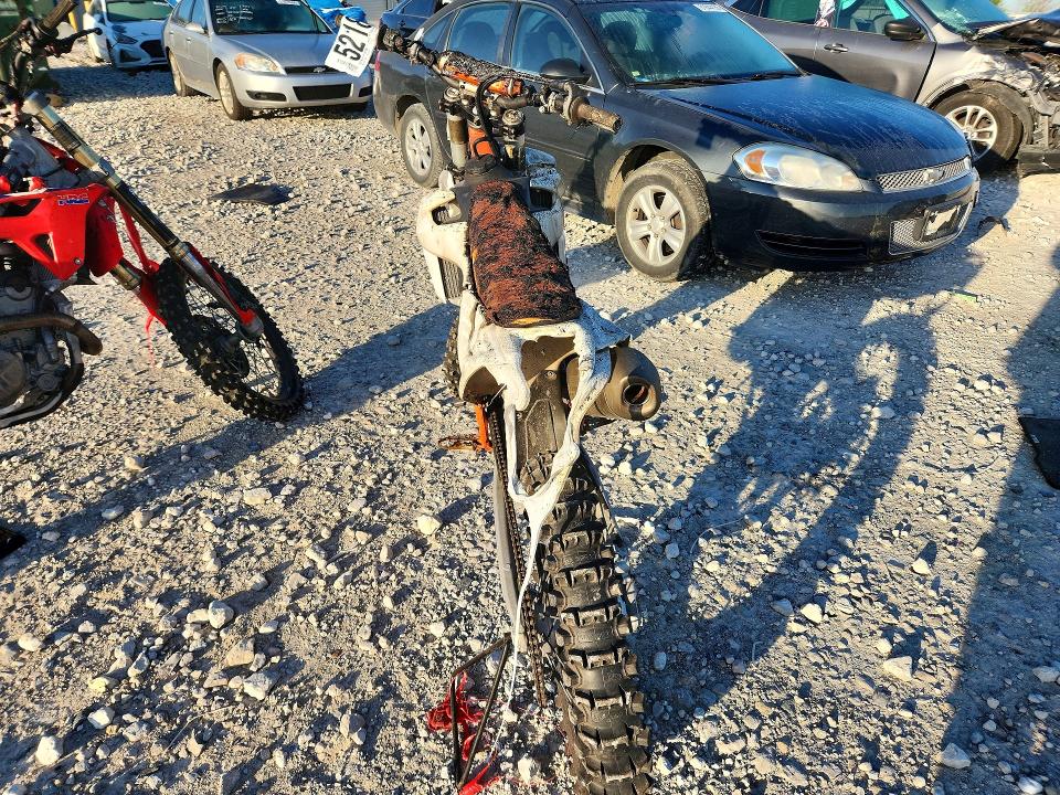 2022 Ktm 250 VIN VBKSXK433NM165799 COPART salvage auction — BURN, Mi - Certificate Of Title, sold $775 on 2026-07-02 (photo 4)