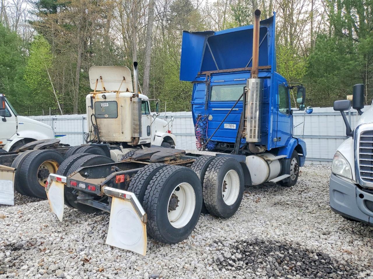 2011 Volvo VNM VIN 4V4MC9DF4BN294038 COPART salvage auction — Side, MA - CERT OF TITLE-SALVAGE, sold $3,350 on 2026-07-09 (photo 4)