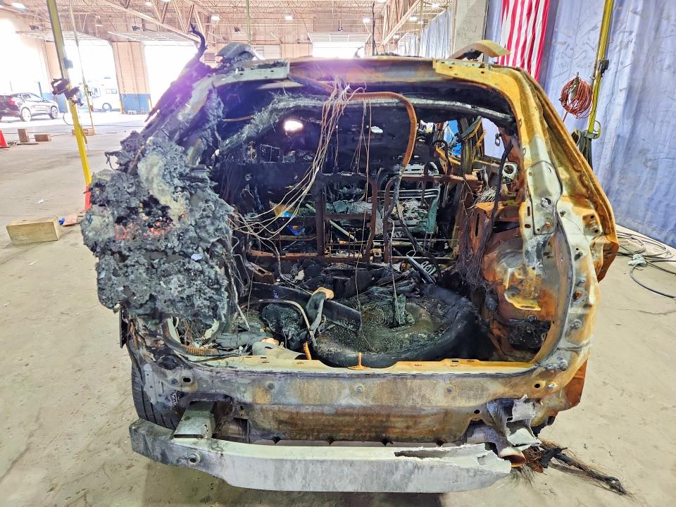2019 Jeep Cherokee VIN 1C4PJMDN4KD320474 COPART salvage auction — INTERIOR BURN, Mi - Certificate Of Title, sold $300 on 2026-07-02 (photo 6)