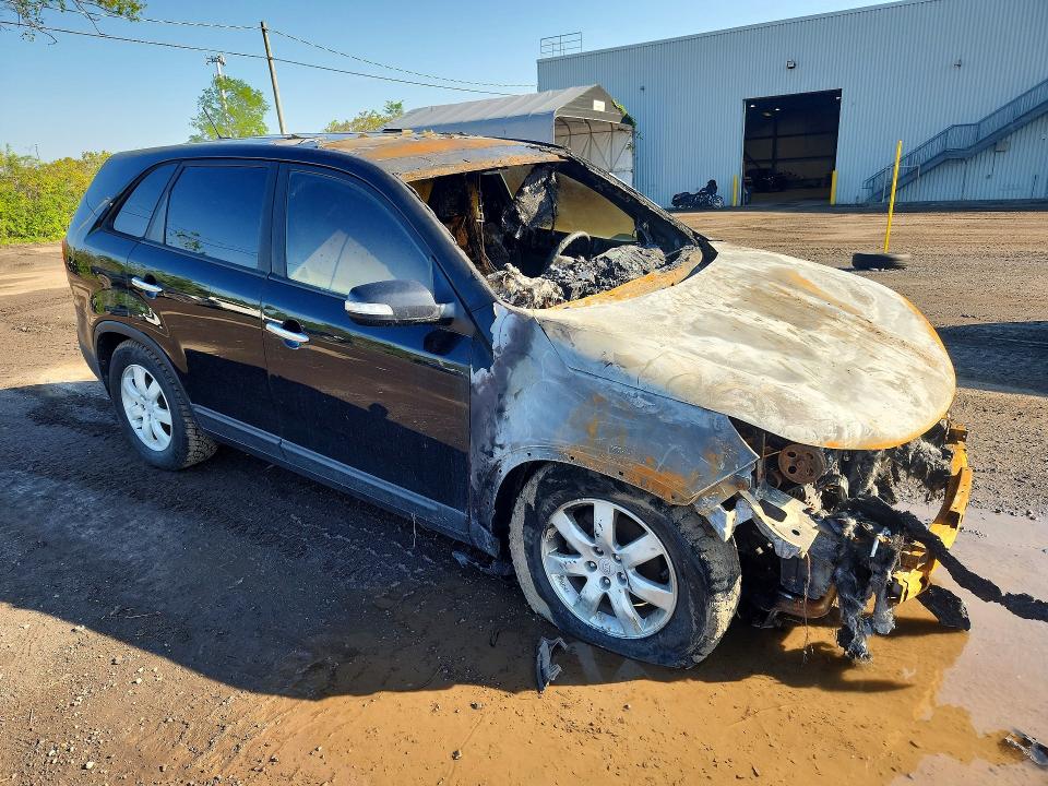 2011 Kia Sorento VIN 5XYKT3A1XBG092515 COPART salvage auction — BURN, Qc - Irrecuperable, sold $375 on 2026-07-28 (photo 4)