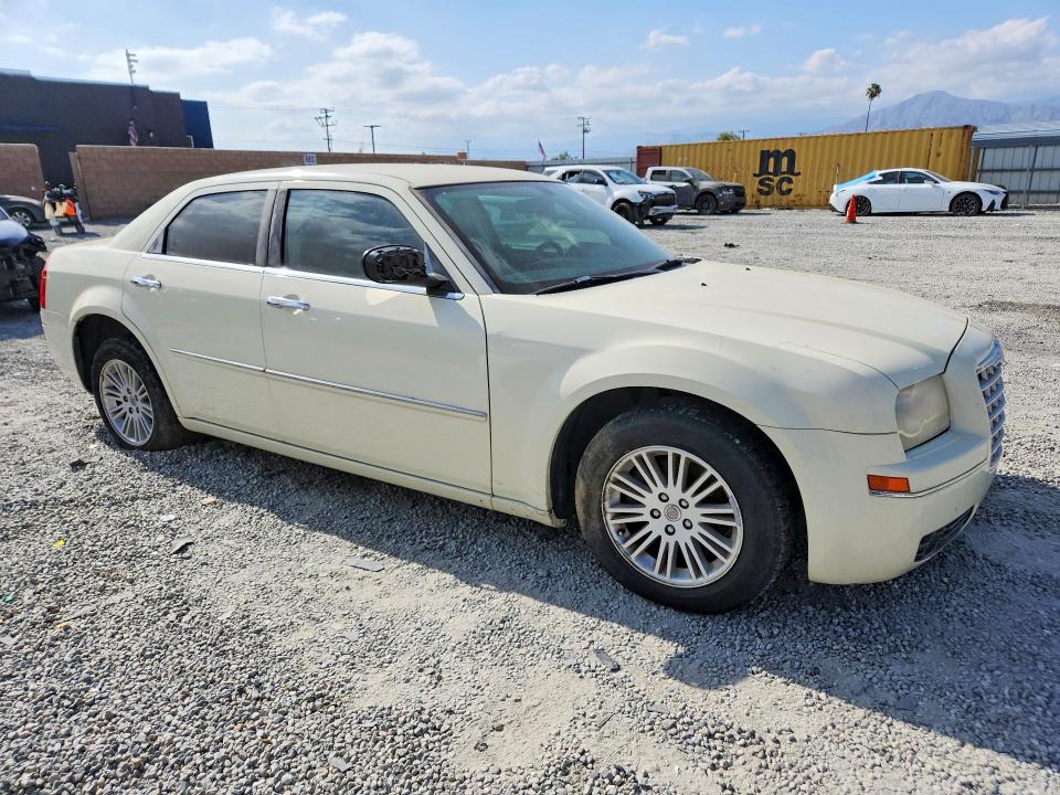 2010 Chrysler 300 VIN 2C3CA5CV3AH325841 COPART salvage auction — MINOR DENT/SCRATCHES, CA - DIS/DLR/EXP APP FOR DUP CLEAN, sold $200 on 2026-07-08 (photo 4)