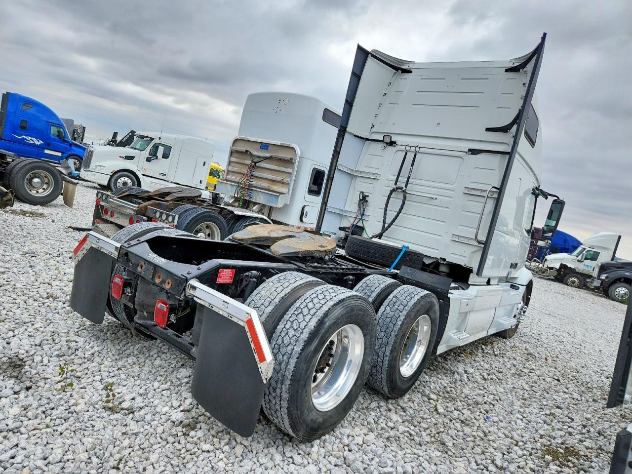 2024 Volvo Vnr VIN 4V4WC9EH1RN629758 COPART salvage auction — Minor Dent/Scratches, NE - CERT OF TITLE-SALVAGE, sold $20,250 on 2025-03-12 (photo 4)