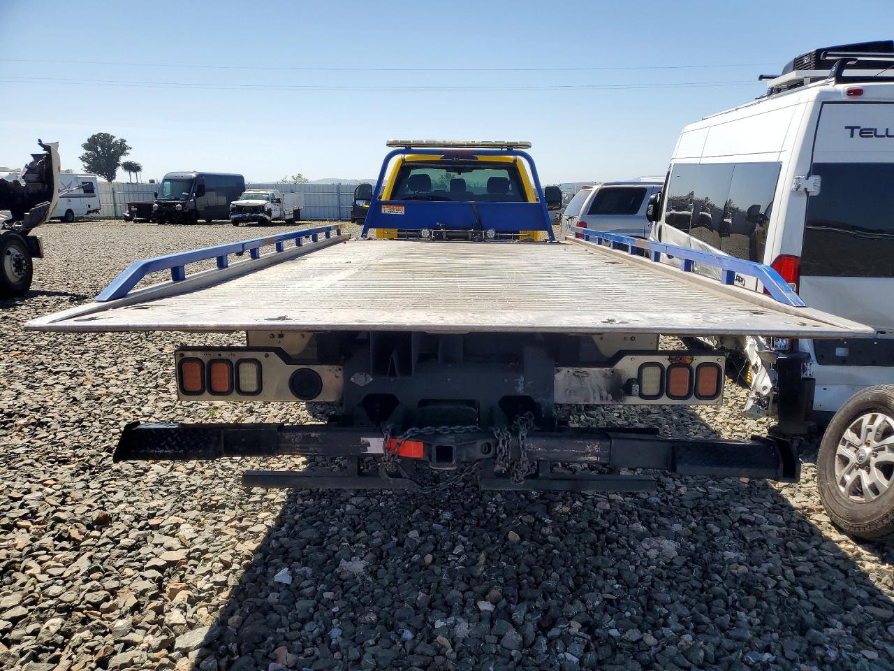 2020 Ford F-550 super duty VIN 1FDUF5GT5LDA06477 COPART salvage auction — Side, CA - DIS/DLR/EXP ONLY CLEAN TITLE (P), sold $32,750 on 2026-06-01 (photo 6)