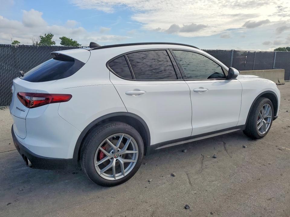2018 Alfa romeo Stelvio VIN ZASFAKNN0J7B82368 COPART salvage auction — MINOR DENT/SCRATCHES, Fl - Certificate Of Title, sold $5,100 on 2026-07-16 (photo 3)