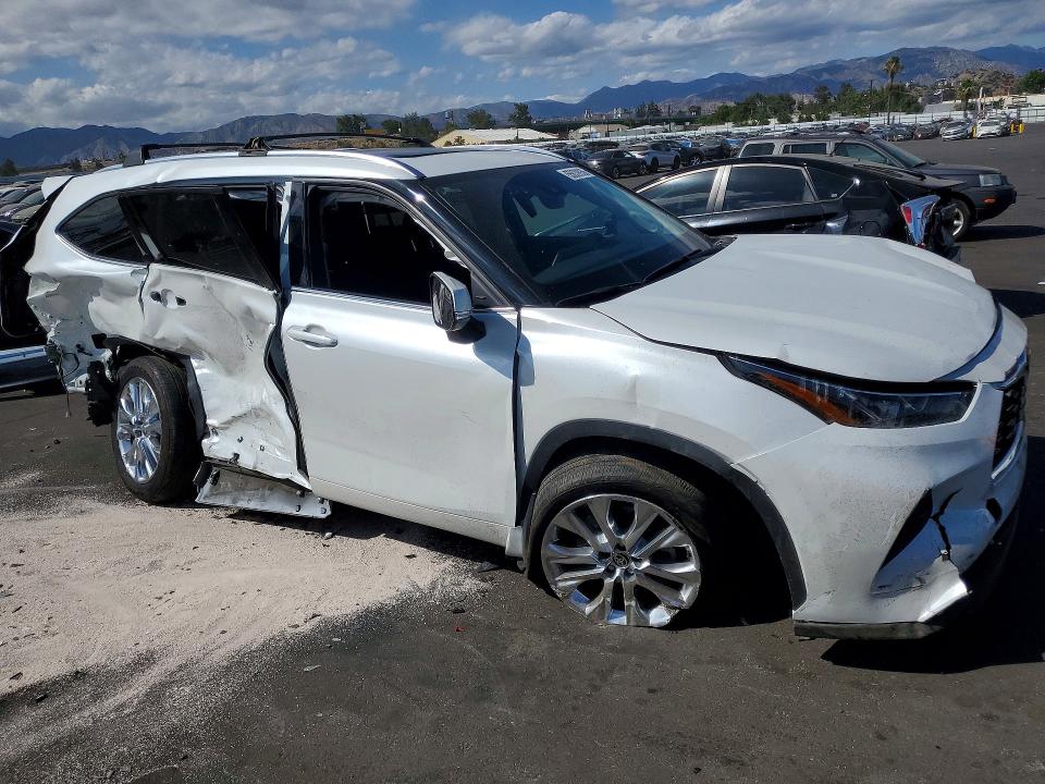 2022 Toyota Highlander VIN 5TDDZRBH0NS214439 COPART salvage auction — REAR END, Salvage Title, sold $8,400 on 2026-07-15 (photo 4)