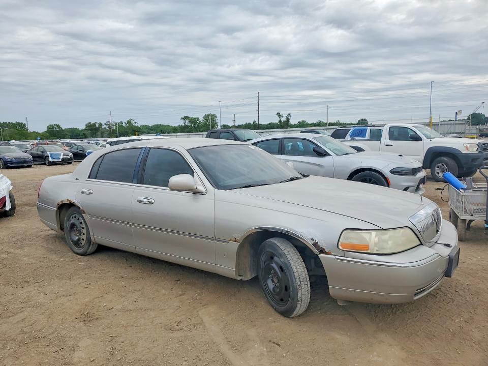 2003 Lincoln TOWN CAR VIN 1LNHM83WX3Y626677 COPART salvage auction — HAIL, IA - CERT OF TITLE-SALVAGE TITLE, sold $475 on 2026-07-31 (photo 4)
