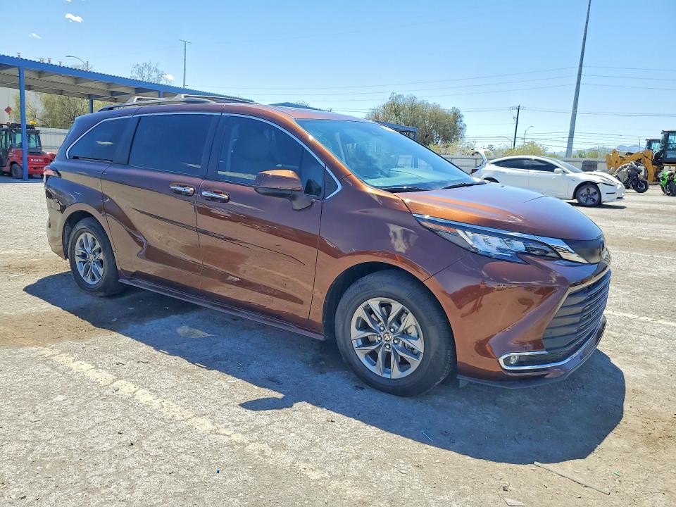 2022 Toyota Sienna VIN 5TDJRKEC2NS090166 COPART salvage auction — SIDE, Nv - Salvage Title, sold $17,500 on 2026-07-30 (photo 4)