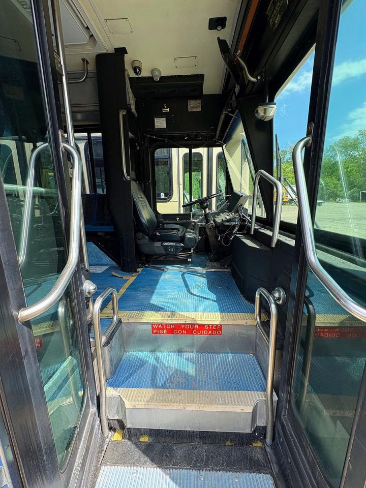 2007 Gillig Transit Bus VIN 15GCD291471112807 COPART salvage auction — Normal Wear, MA - CERTIFICATE OF TITLE (P), sold $125 on 2026-07-07 (photo 5)