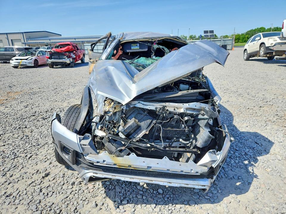 2019 Toyota Tacoma VIN 5TFCZ5AN2KX190212 COPART salvage auction — ROLLOVER, Mn - Cert Of Title-Salvage, sold $350 on 2026-07-27 (photo 5)