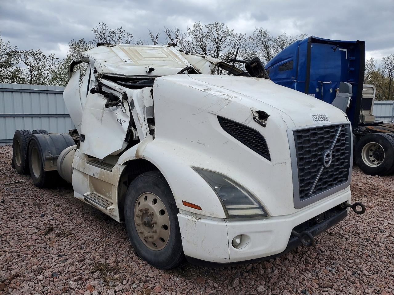 2018 Volvo VNR VIN 4V4WC9EH5JN902625 — COPART salvage auction photo