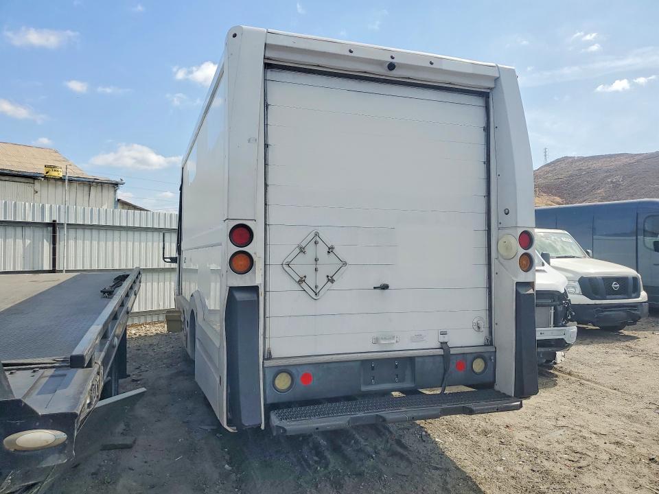 2015 Isuzu Reach VIN JALB4T170F7W00445 COPART salvage auction — MINOR DENT/SCRATCHES, Ca - Dis/Dlr/Exp Only Clean Title, sold $2,300 on 2026-07-30 (photo 2)