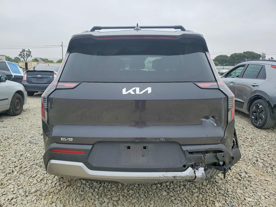 2024 Kia Ev9 VIN KNDAFFS59R6046273 COPART salvage auction — SIDE, CA - SALVAGE CERTIFICATE, sold $22,200 on 2026-09-22 (photo 6)