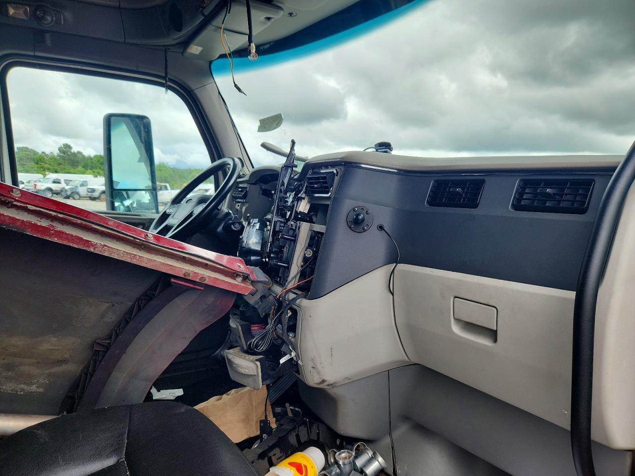 2020 Peterbilt 579 VIN 1XPBDP9X3LD683250 COPART salvage auction — Vandalized, WA - VEHICLE CERT OF OWNERSHIP-TITL, sold $4,400 on 2026-09-25 (photo 5)