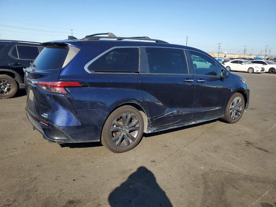 2022 Toyota Sienna VIN 5TDXRKEC0NS090659 COPART salvage auction — REAR END, Az - Dis/Dlr/Exp Only Clean Title (P), sold $15,800 on 2026-07-29 (photo 3)
