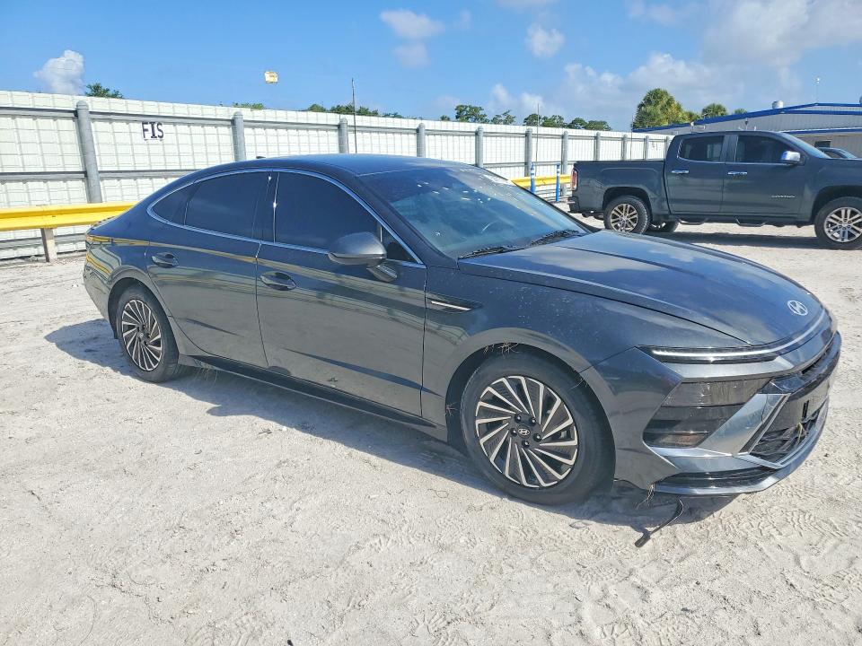 2025 Hyundai Sonata VIN KMHL34JJ4SA106897 COPART salvage auction — WATER/FLOOD, Salvage Title, sold $6,700 on 2026-07-29 (photo 4)