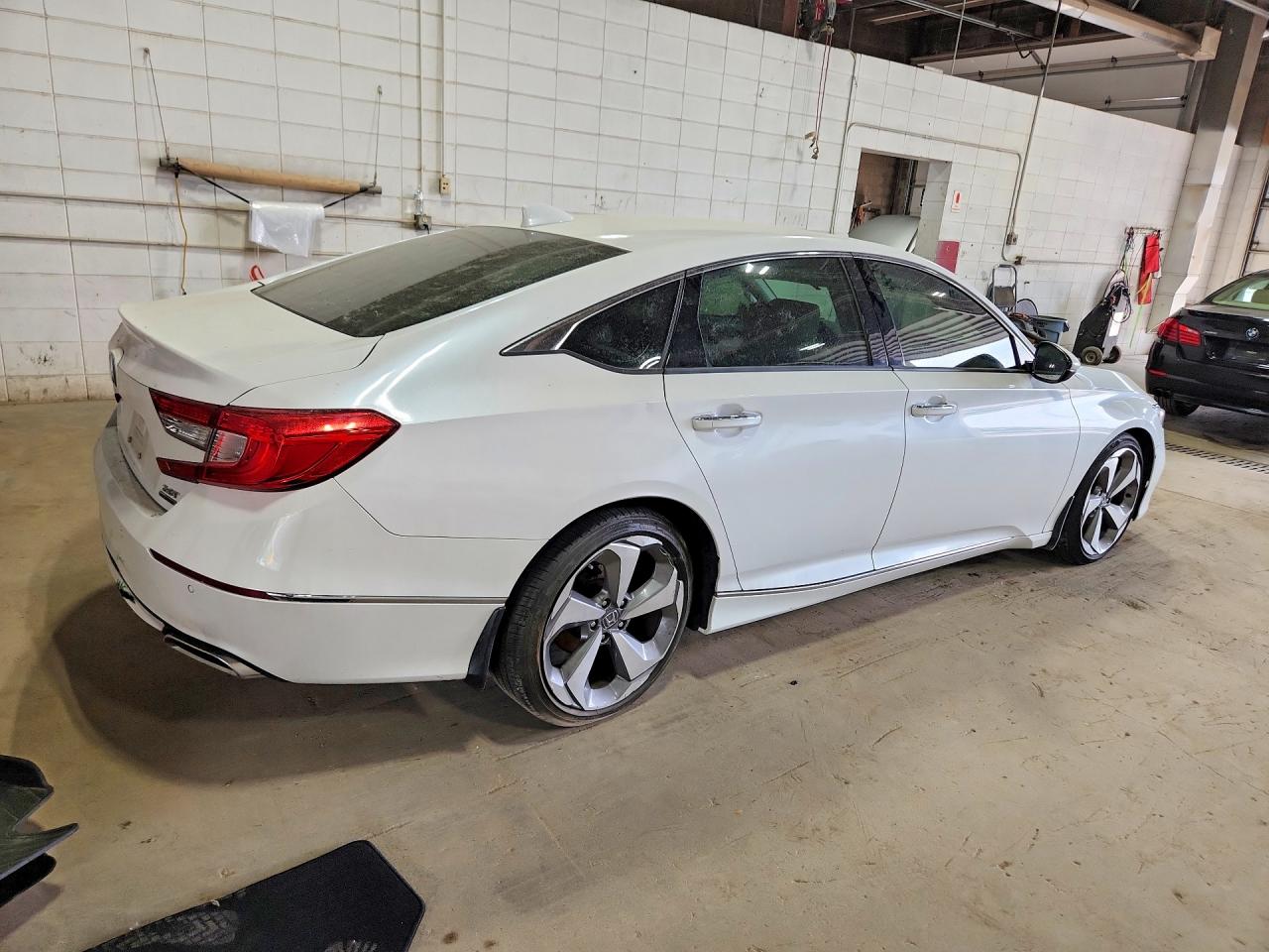 2018 Honda Accord VIN 1HGCV2F91JA015989 COPART salvage auction — Side, MN - CERT OF TITLE-SALVAGE, sold $6,100 on 2026-07-09 (photo 3)