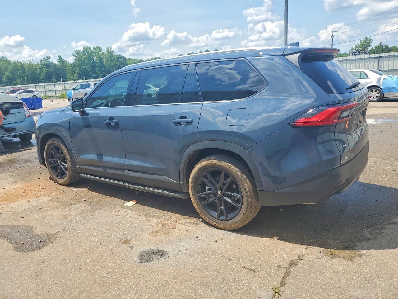 2024 Toyota Highlander VIN 5TDAAAB57RS038769 COPART salvage auction — Side, AL - CERT OF TITLE-SALVAGE TITLE, sold $24,000 on 2026-07-02 (photo 2)