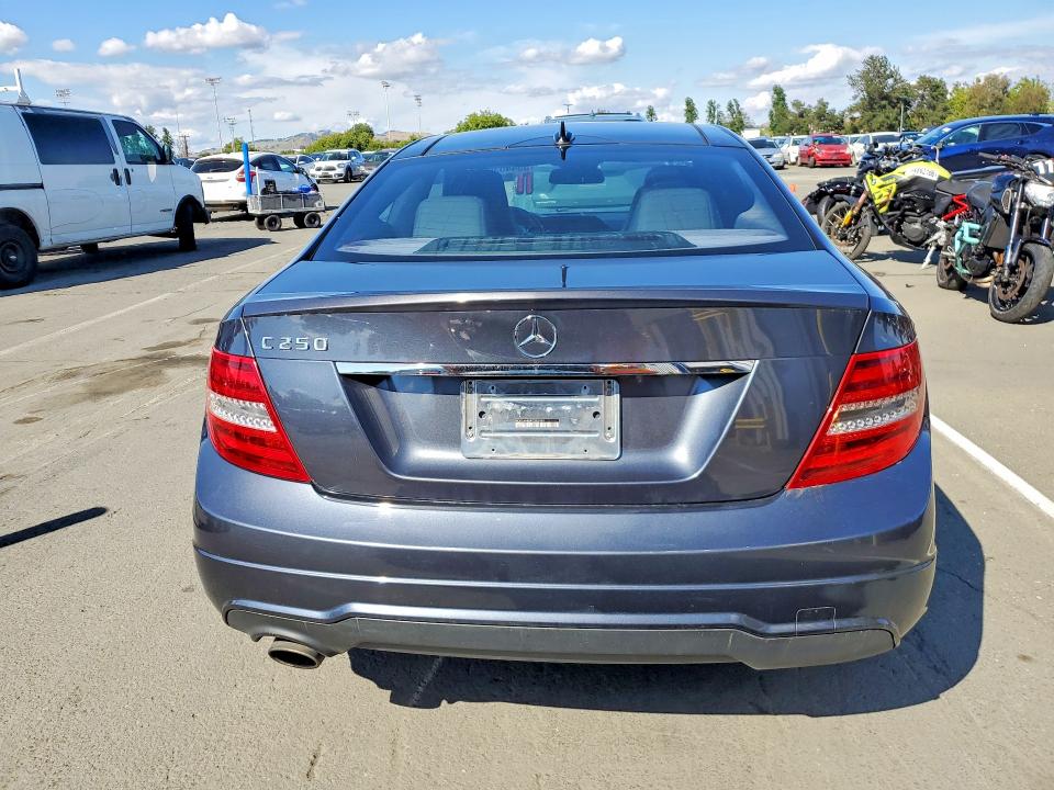 2015 Mercedes-benz VIN WDDGJ4HB0FG383999 COPART salvage auction — MINOR DENT/SCRATCHES, Ca - Dis/Dlr/Exp Only Clean Title, sold $2,800 on 2026-07-07 (photo 6)