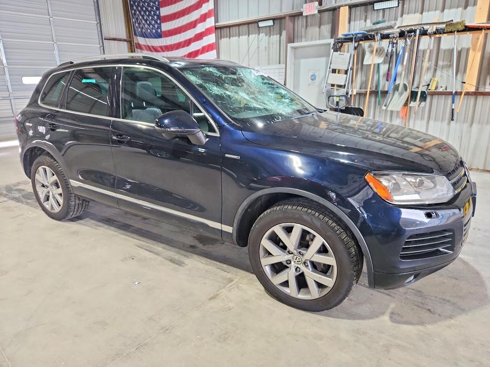 2014 Volkswagen Touareg VIN WVGEP9BPXED013575 COPART salvage auction — HAIL, Mo - Salvage Certificate Of Title, sold $1,550 on 2026-07-28 (photo 4)
