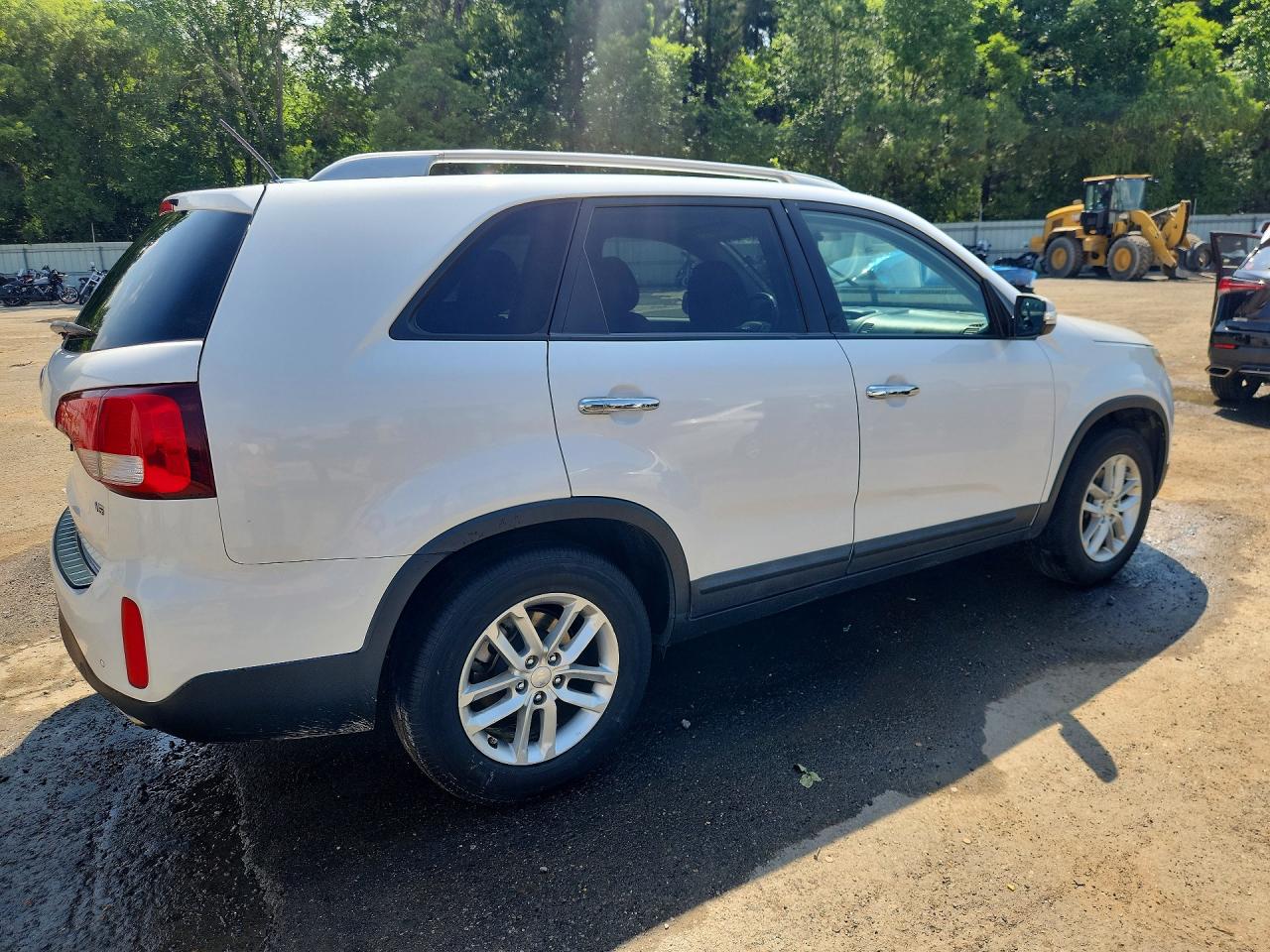 2015 Kia Sorento VIN 5XYKT4A74FG612868 COPART salvage auction — Minor Dent/Scratches, LA - CERT OF TITLE-SALVAGE, sold $2,050 on 2026-07-09 (photo 3)