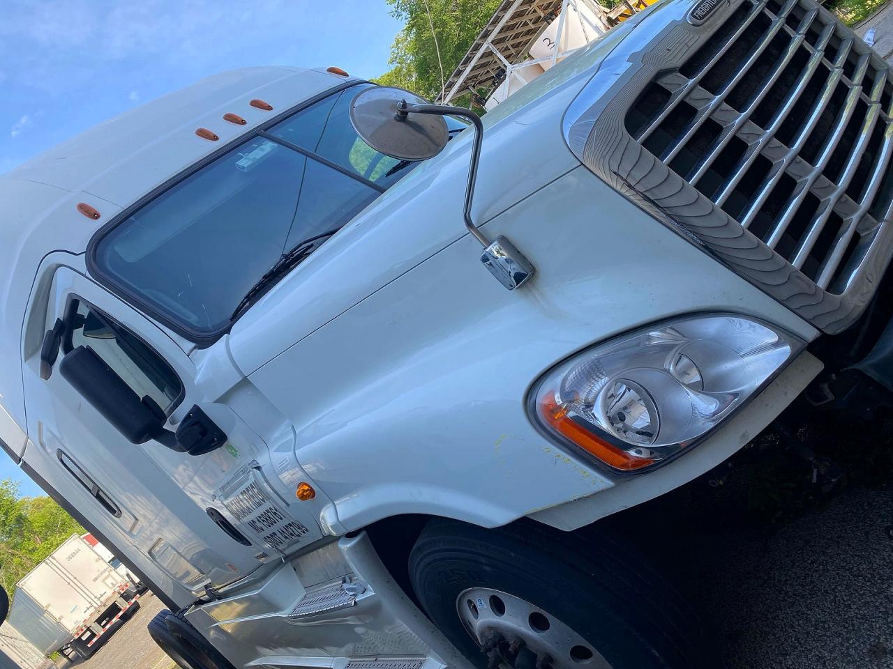 2018 Freigliner VIN 1FUJGLDR7JLKA8701 COPART salvage auction — Minor Dent/Scratches, NJ - CERTIFICATE OF TITLE (P), sold $3,150 on 2026-07-07 (photo 1)